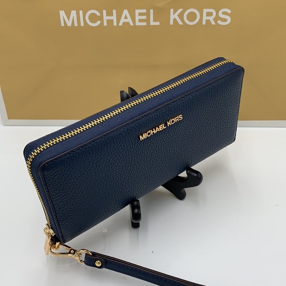 MICHAEL KORS Large Travel Continental
Leather WALLET WRISTLET
NAVY COLOR - Picture 10 of 13